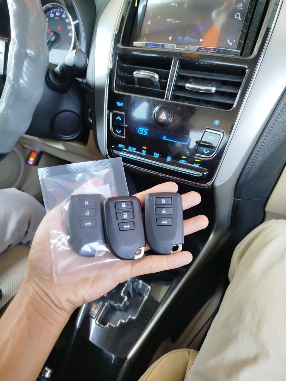 Làm Chìa Khóa Xe Toyota Vios Thái Mỹ Chính Hãng